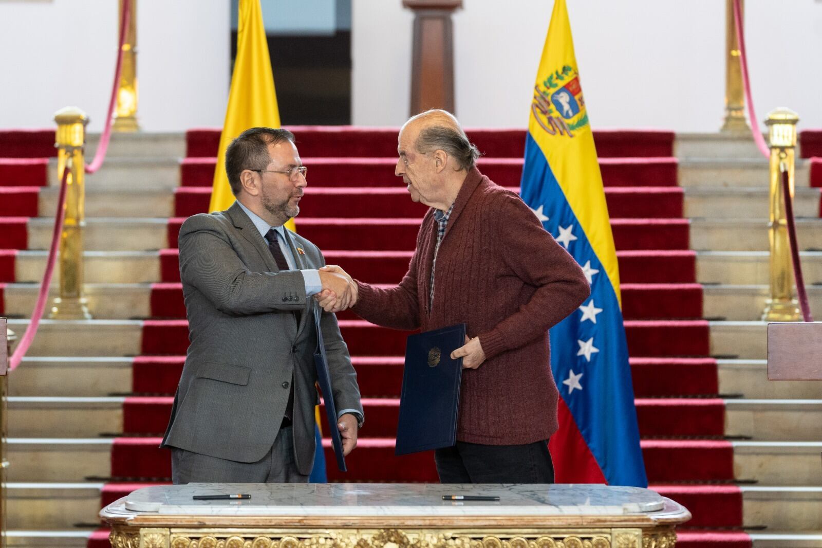 Ministros de Relaciones Exteriores de Colombia, Álvaro Leyva Durán, y Venezuela, Yvan Gil.