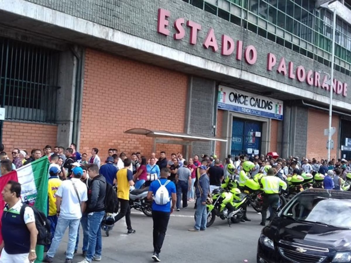 Largas filas, incomodidades y hasta mal servicio denuncian los hinchas del Once Caldas