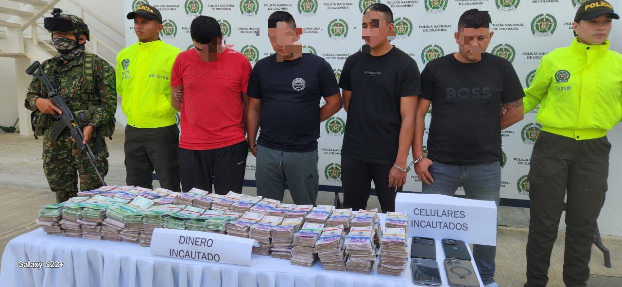 El dinero incautado y los detenidos quedaron a disposición de la autoridad competente. Crédito: Ejército Nacional.