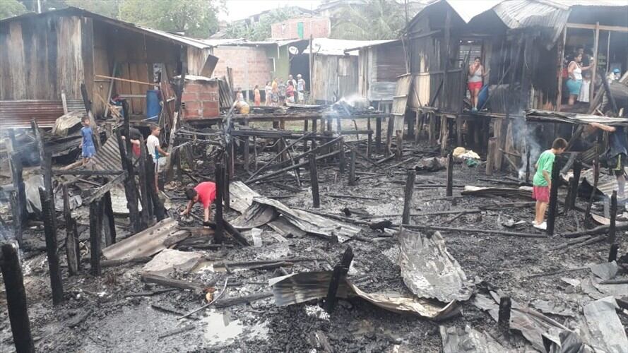 La misma comunidad con elementos básicos, como ollas o baldes intentaron apagar las llamas.. Foto: W