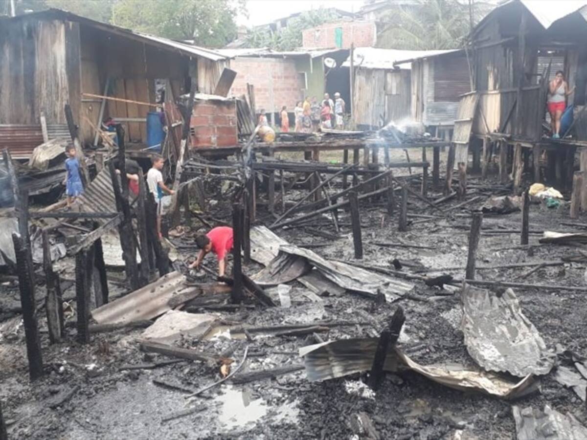 Un incendio deja 15 viviendas incineradas en Puerto Boyacá