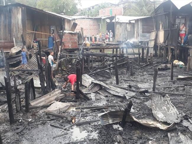 La misma comunidad con elementos básicos, como ollas o baldes intentaron apagar las llamas.. Foto: W