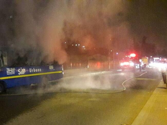 Se incendia bus del Sitp en el norte de Bogotá. Foto: La Wcon Julio Sánchez Cristo