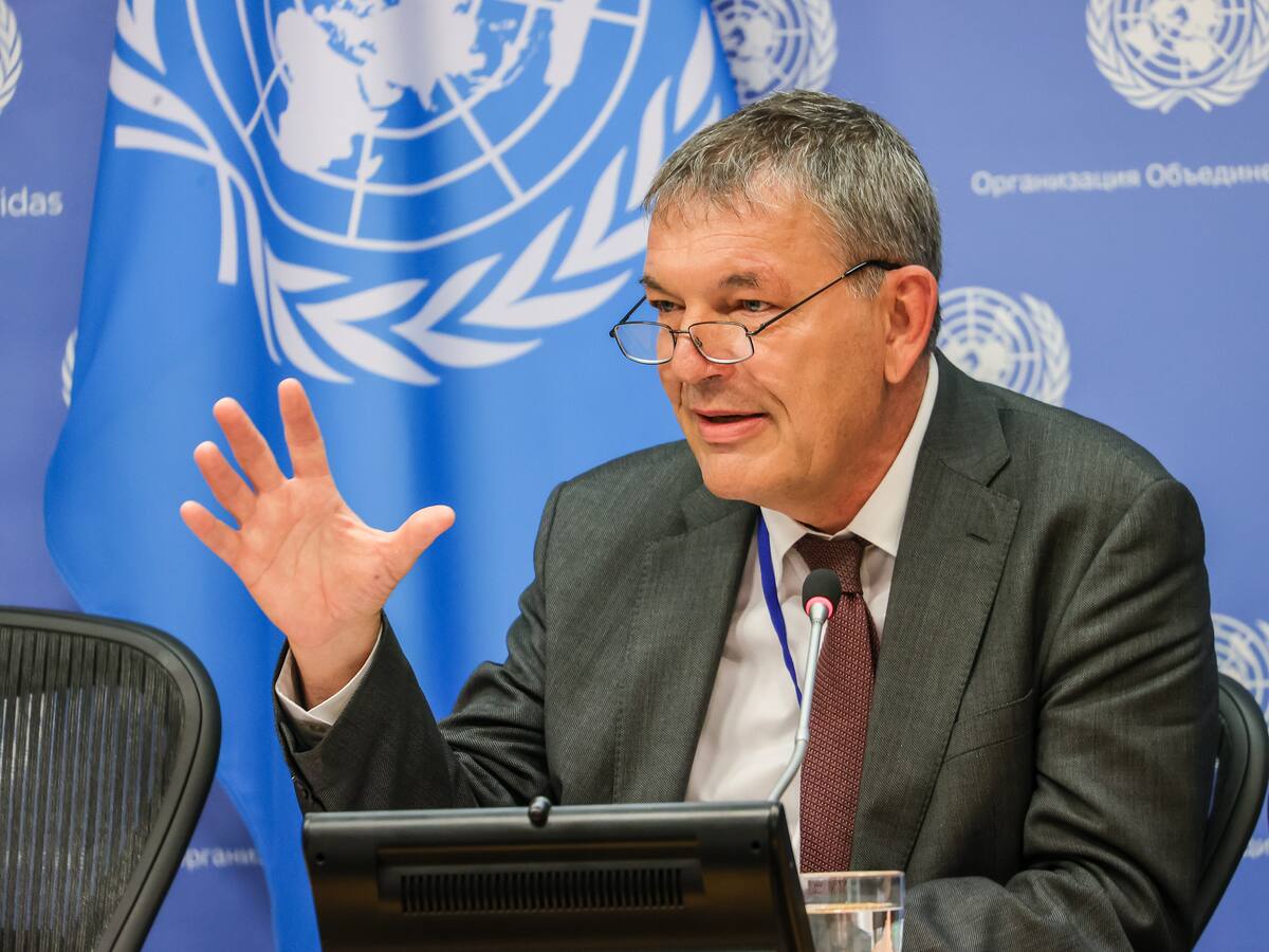 Niños que deberían soñar el futuro, huyen de la guerra: Lazzarini, comisionado de la ONU