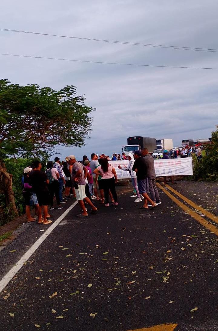 Comunidades bloquean vía que conecta a Córdoba con Antioquia: exigen soluciones por erosión costera. Foto: cortesía (suministrada a La W).