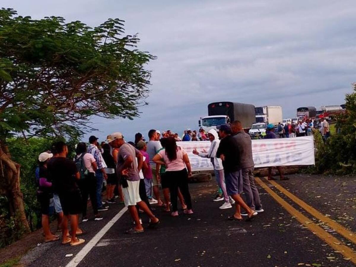 Comunidades bloquean vía que conecta a Córdoba con Antioquia: exigen soluciones ante erosión costera