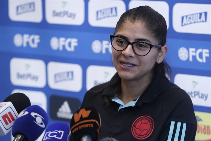 Futbolista colombiana Catalina Usme durante una rueda de prensa, en Bogotá. Foto: EFE/ Carlos Ortega