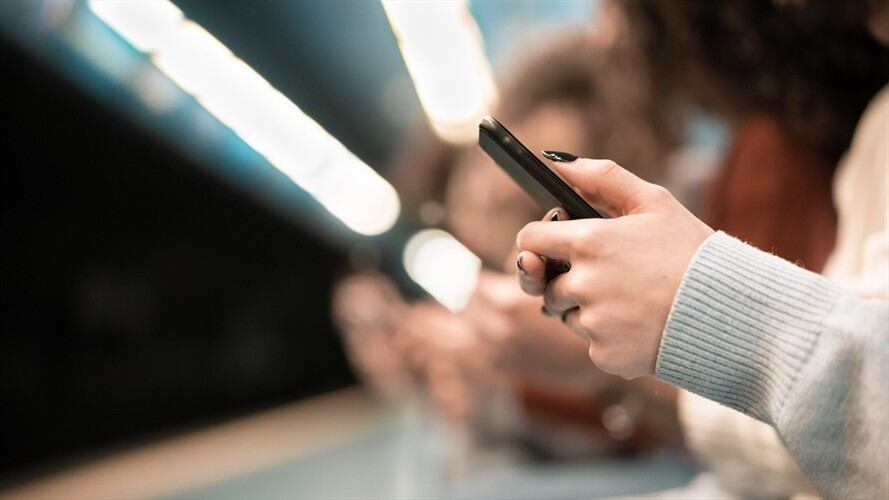 Muchas personas suelen dejar cargando su dispositivo toda la noche por comodidad. Sin embargo, esta es una de las prácticas que más perjudican las baterías. Foto: Getty Images