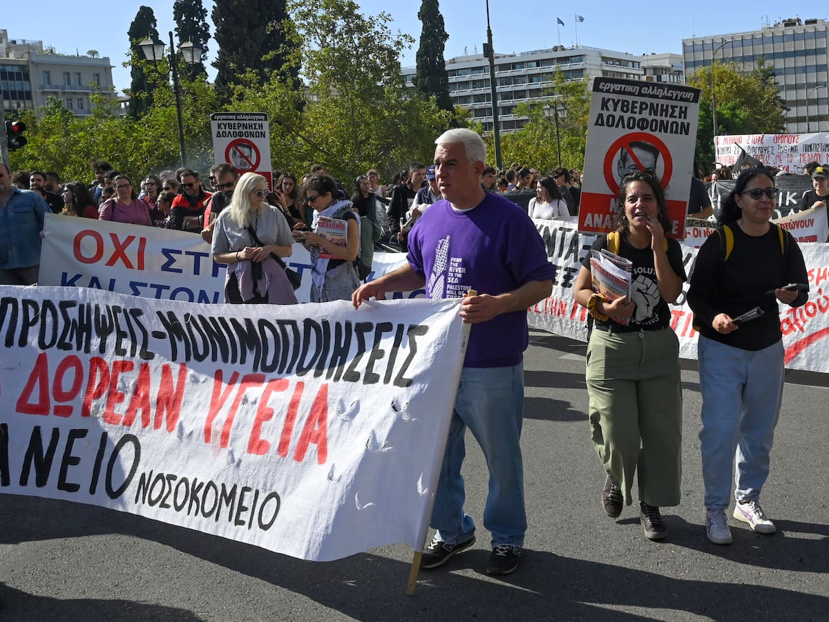 Miles de estudiantes y docentes protestan en Grecia por la precaria educación y vivienda