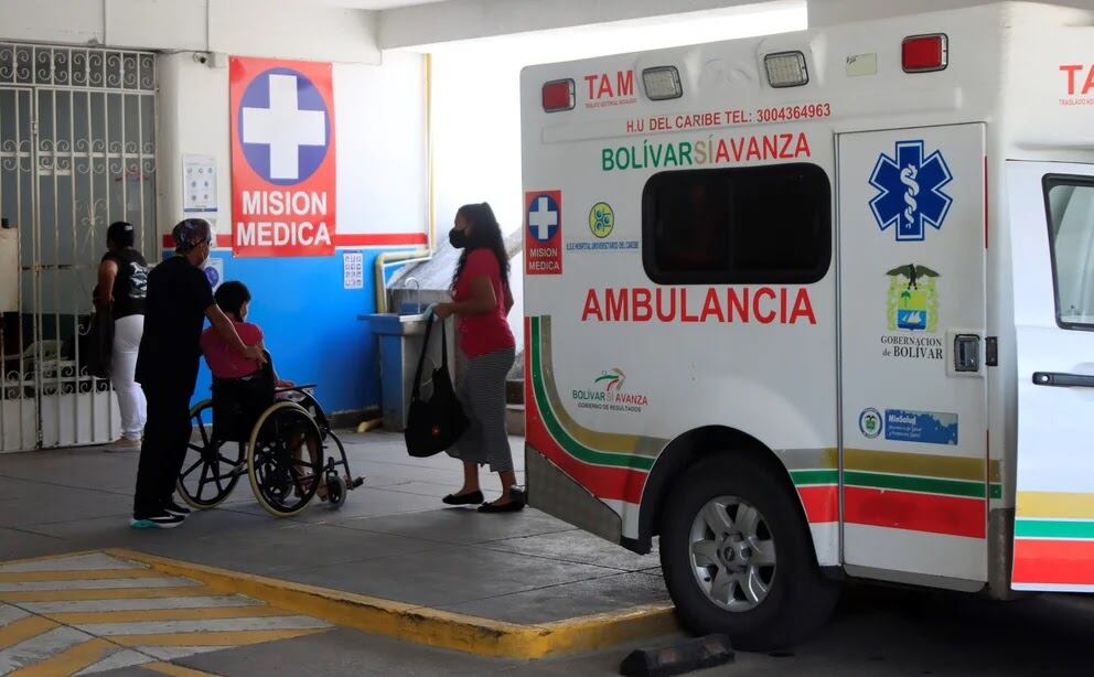 Una paciente es ingresada, en urgencias de un hospital de Cartagena de Indias (Colombia), en una fotografía de archivo. EFE/Ricardo Maldonado Rozo