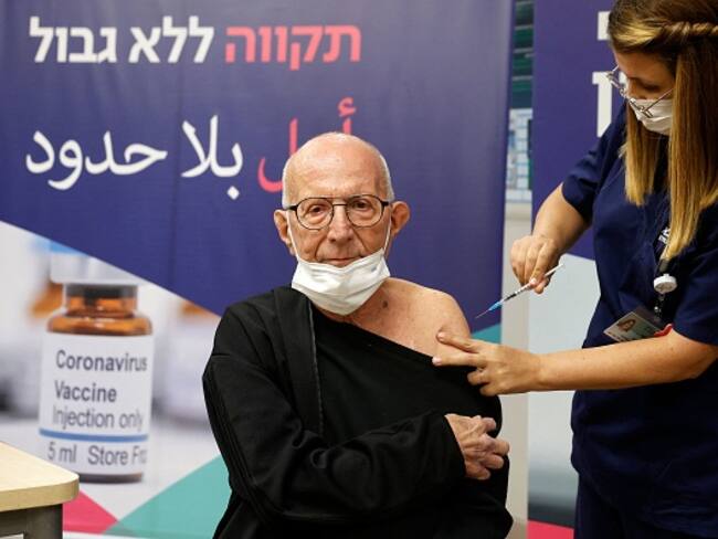 Israel aprueba la cuarta dosis contra el COVID-19 para mayores de 60 años. Foto: Getty