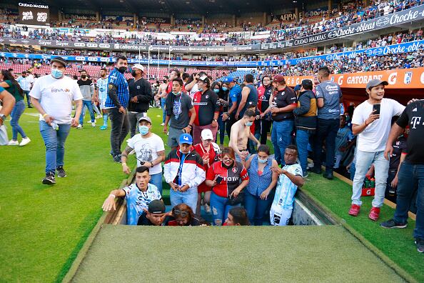 Ya van 26 heridos por violencia en partido de fútbol de México. Foto: Getty