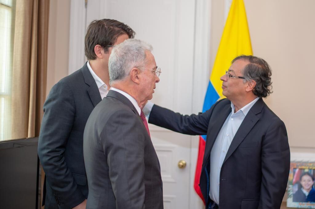 Encuentro entre el presidente Gustavo Petro y el expresidente Álvaro Uribe. Foto: Cortesía Presidencia.