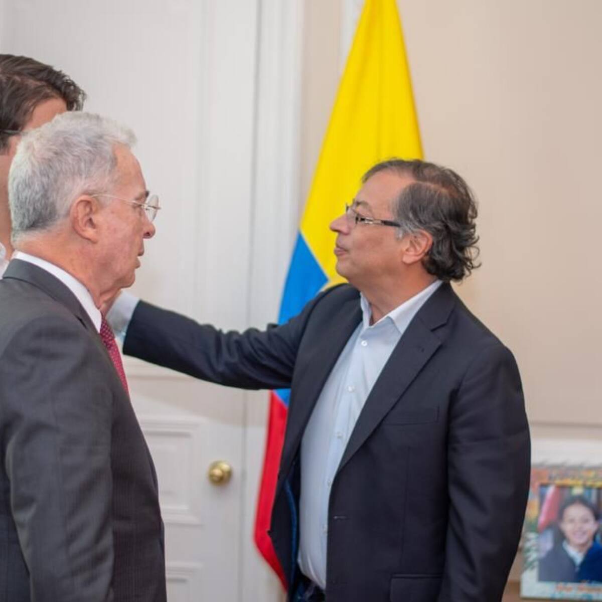 Reunión Uribe - Petro: Gobierno analizará propuestas sobre la reforma tributaria
