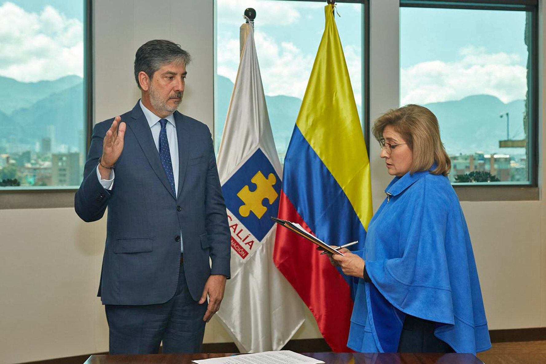Fotografía cedida por la Oficina de prensa de la Fiscalía General de Colombia que muestra a la fiscal encargada, Martha Mancera (d), junto al vicefiscal encargado, Hernando Torro Parra, hoy, en Bogotá (Colombia). A falta de una elección oficial para ocupar el cargo de fiscal general por parte de la Corte Suprema de Colombia, la Fiscalía quedó desde ayer en manos de la vicefiscal Martha Janeth Mancera tras la salida de Francisco Barbosa, quien asumió el cargo en 2020 y ha estado enfrentado durante meses con el presidente, Gustavo Petro. El mandatario presentó en septiembre pasado a la Corte Suprema una terna compuesta por tres mujeres para reemplazar a Barbosa, pero en las cuatro votaciones efectuadas hasta hora ninguna de ellas ha obtenido los 16 votos requeridos de los 23 magistrados que componen ese tribunal. EFE/ Oficina de Prensa de la Fiscalía General Colombia