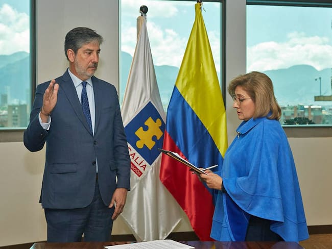 Fotografía cedida por la Oficina de prensa de la Fiscalía General de Colombia que muestra a la fiscal encargada, Martha Mancera (d), junto al vicefiscal encargado, Hernando Torro Parra, hoy, en Bogotá (Colombia). A falta de una elección oficial para ocupar el cargo de fiscal general por parte de la Corte Suprema de Colombia, la Fiscalía quedó desde ayer en manos de la vicefiscal Martha Janeth Mancera tras la salida de Francisco Barbosa, quien asumió el cargo en 2020 y ha estado enfrentado durante meses con el presidente, Gustavo Petro. El mandatario presentó en septiembre pasado a la Corte Suprema una terna compuesta por tres mujeres para reemplazar a Barbosa, pero en las cuatro votaciones efectuadas hasta hora ninguna de ellas ha obtenido los 16 votos requeridos de los 23 magistrados que componen ese tribunal. EFE/ Oficina de Prensa de la Fiscalía General Colombia