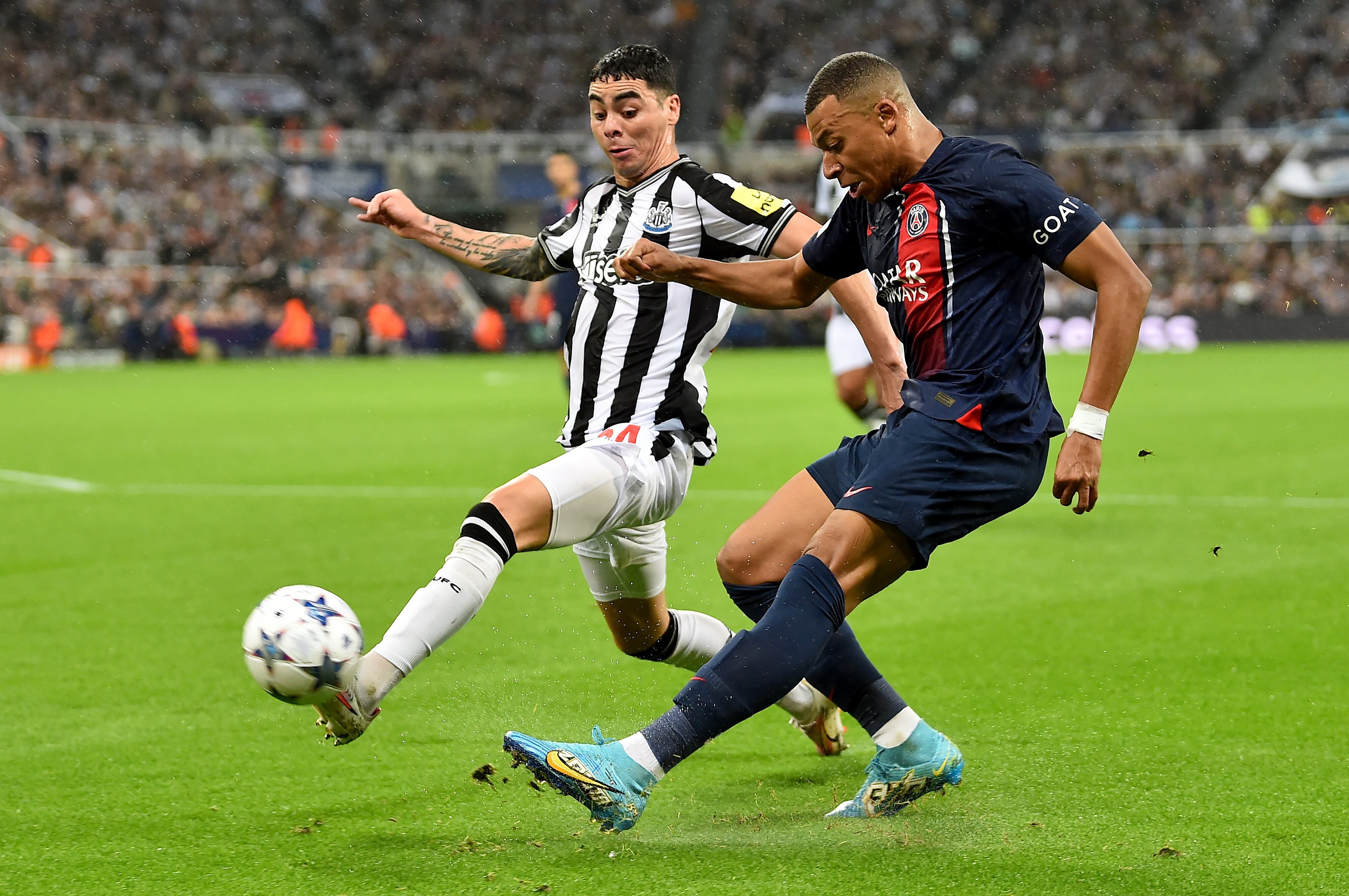 Newcastle (United Kingdom), 04/10/2023.- Miguel Almiron de Newcastle y Kylian Mbappe del PSG durante el partido de Champions League este 4 de octubre de 2023. Foto: EFE/EPA/PETER POWELL