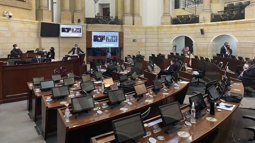 Presidenta de la Cámara de Representantes firmó el proyecto para reducir las vacaciones de los congresistas. Foto: Colprensa