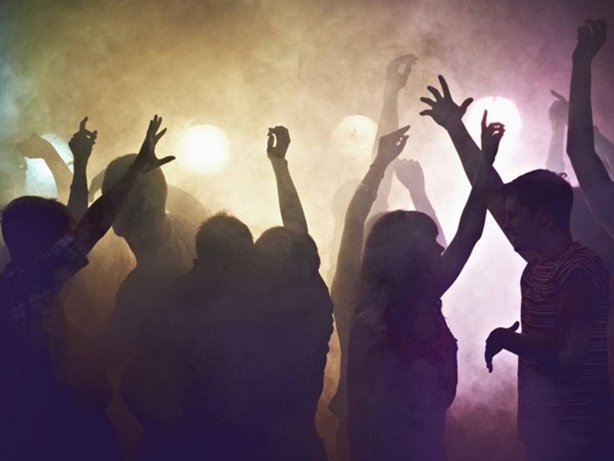Reino Unido lanza prueba piloto de fiesta sin medidas de bioseguridad con 3.000 personas