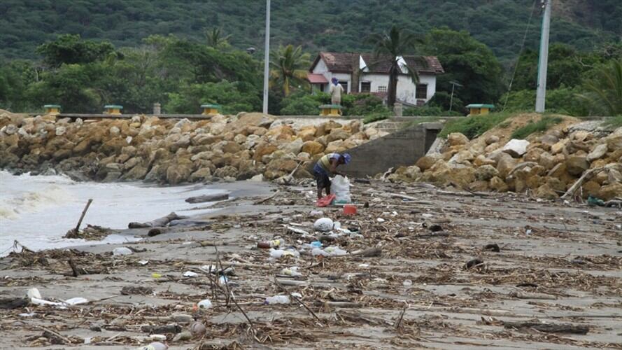 Imagen de referencia de envases plásticos en las playas. Foto: W Radio