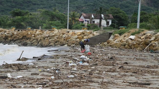 Imagen de referencia de envases plásticos en las playas. Foto: W Radio