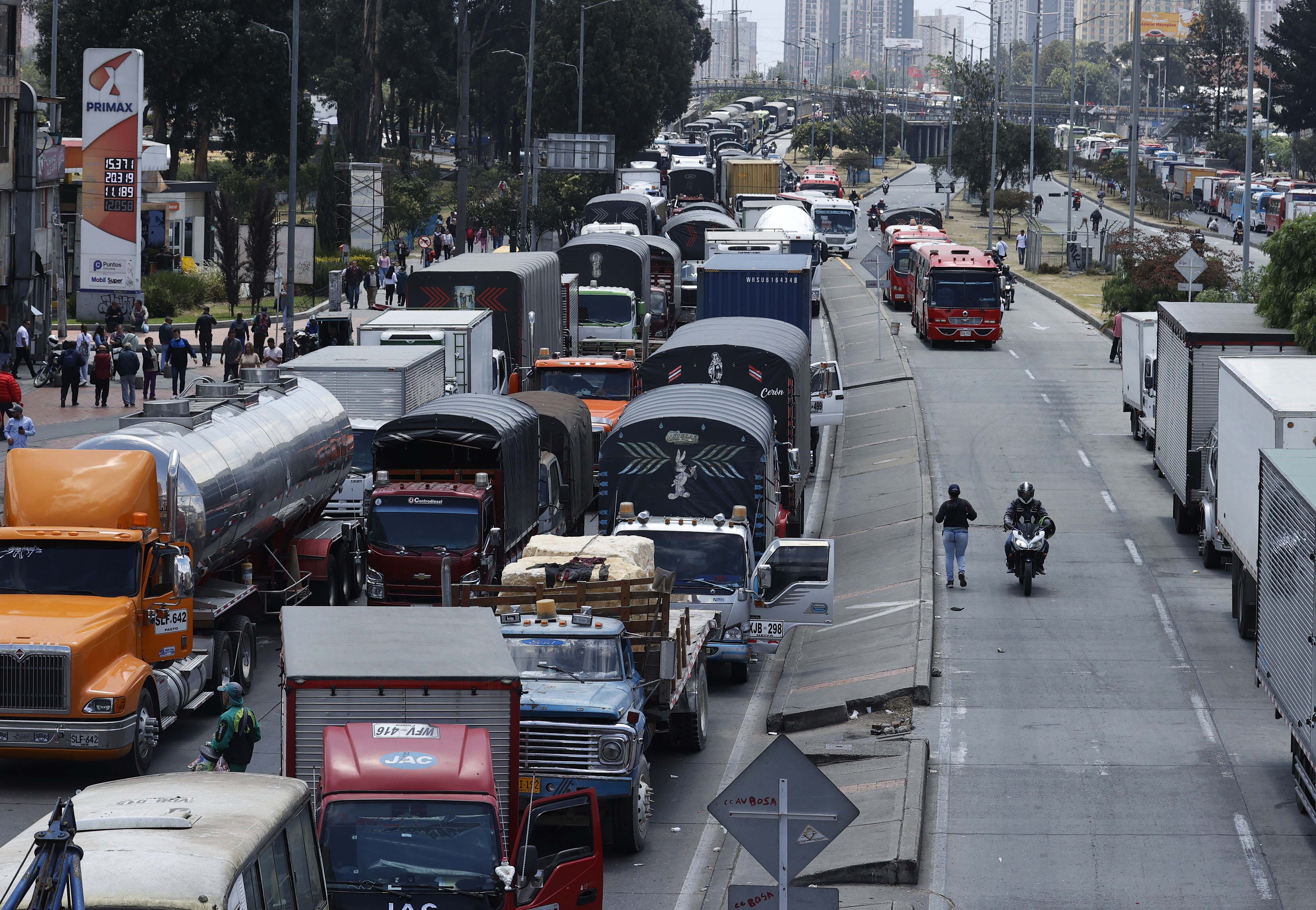 Transportadores bloquean con sus vehículos una calle durante una manifestación este miércoles en Bogotá (Colombia). Foto: EFE.