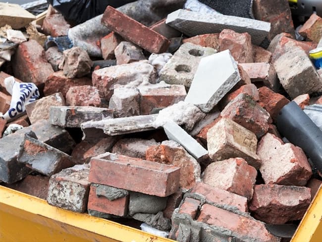 Denuncian que con escombros trabajadores taparon un hueco en Bogotá. Foto: Getty Images/Peter Horrox