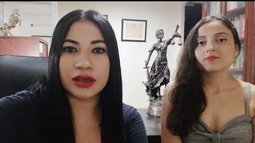 Diploma abogada . Foto:Tomada del video.