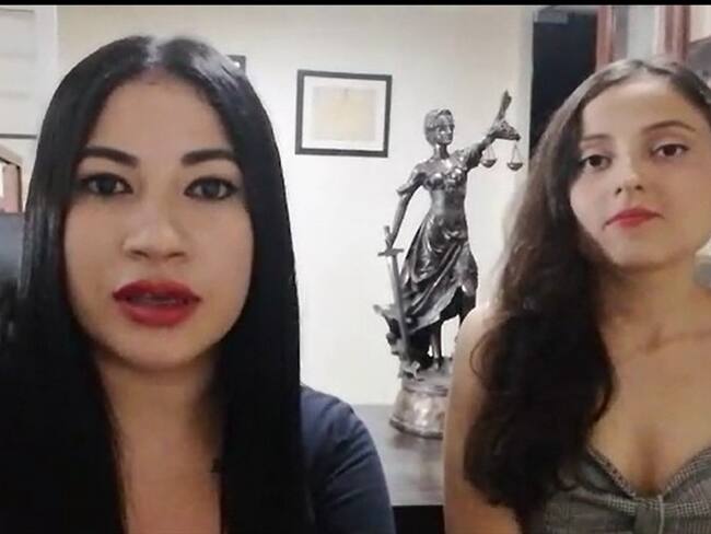 Diploma abogada . Foto:Tomada del video.