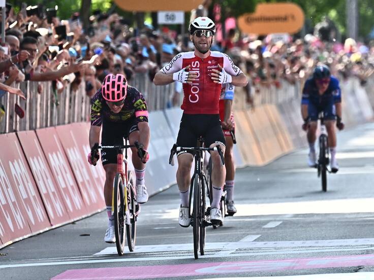 Lucca (Italy), 08/05/2024.- French rider Benjamin Thomas (C) of Cofidis team wins the 5th stage of the Giro d&#039;Italia 2024, a cycling race over 178 km from Genova to Lucca, Italy, 08 May 2024. (Ciclismo, Italia) EFE/EPA/LUCA ZENNARO