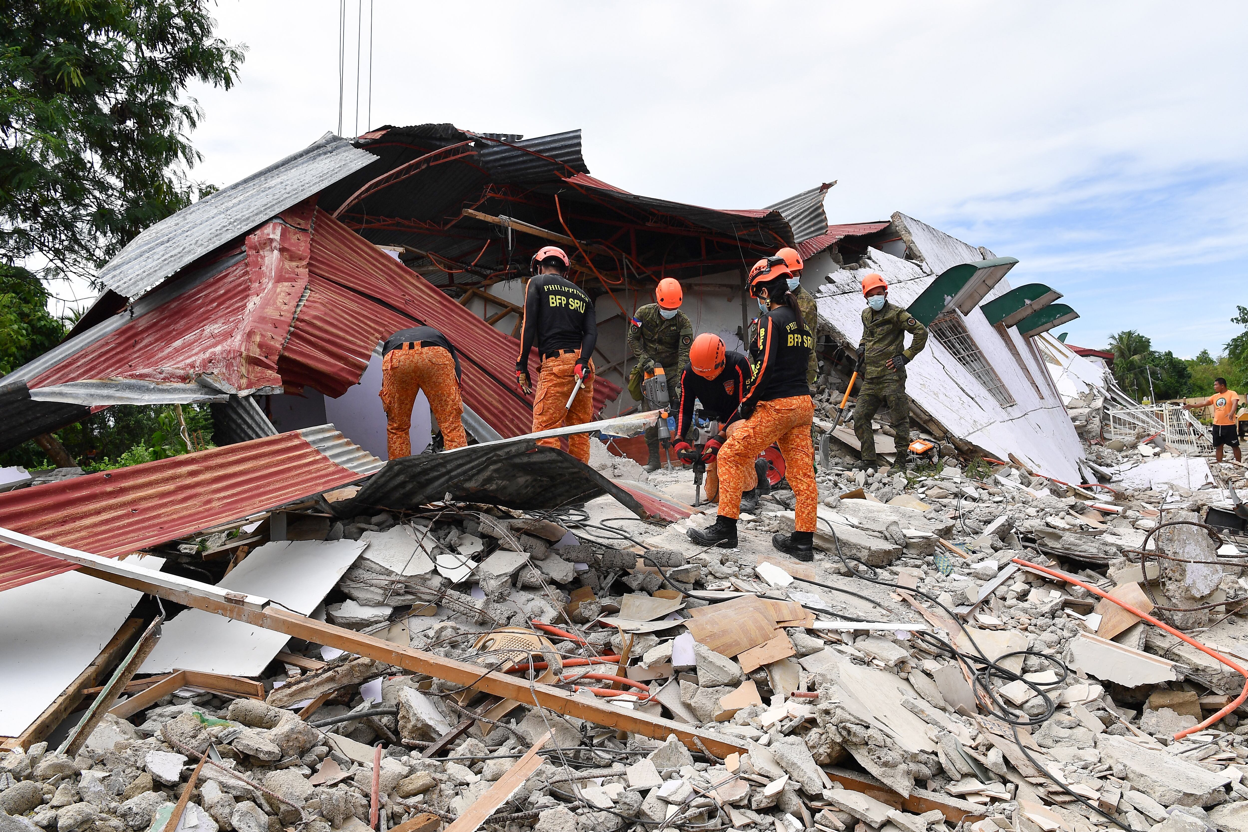 Aumentó a 60 el número de víctimas mortales del terremoto de magnitud 6,9 en el centro de Filipinas. (Photo by TED ALJIBE / AFP)