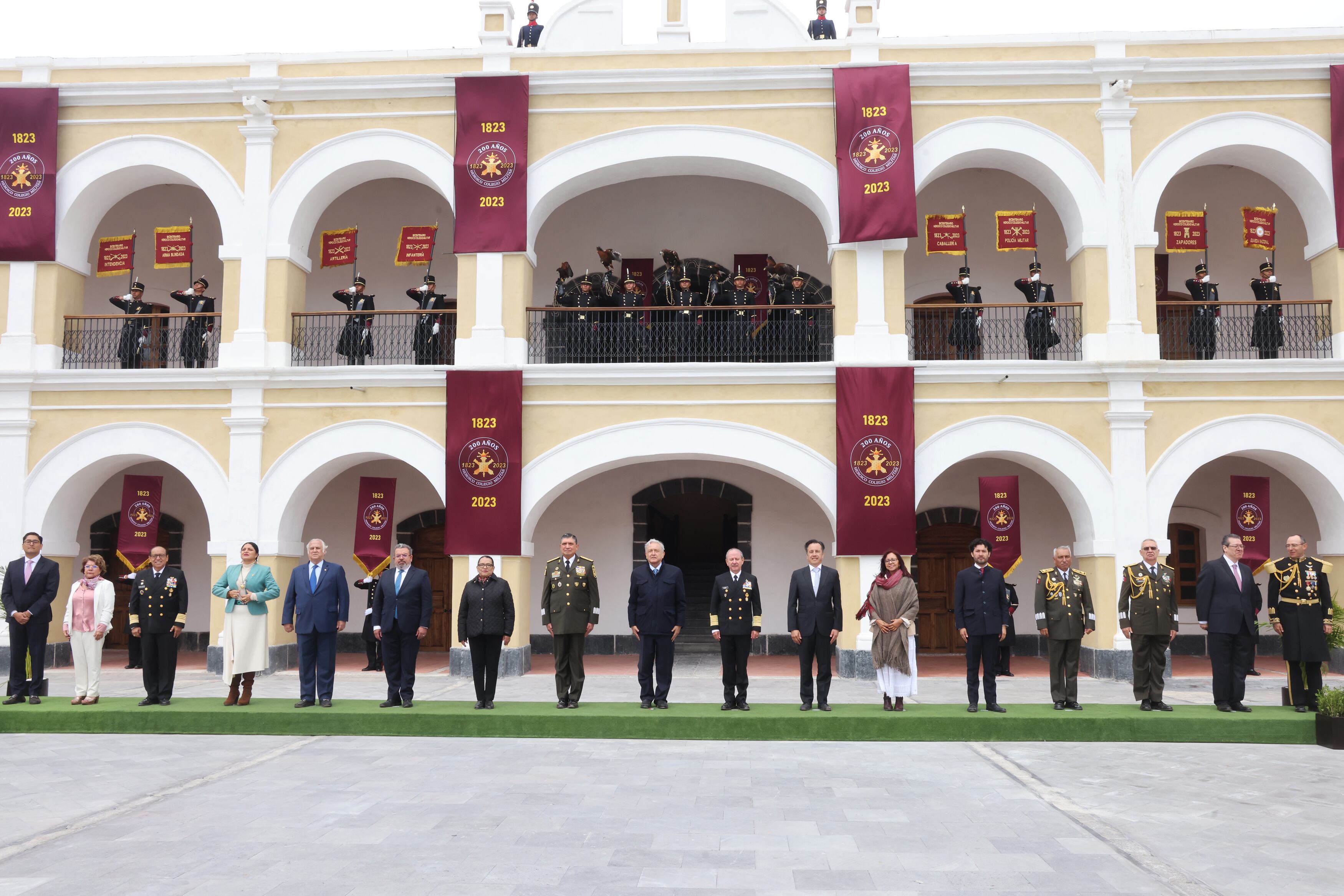 Fotografía cedida por la presidencia de México del mandatario mexicano, Andrés Manuel López Obrador (c), durante su participación en un acto protocolario en el municipio de Perote, hoy en el estado de Veracruz (México). El presidente de México, Andrés Manuel López Obrador, condecoró este miércoles al exjefe del Ejército mexicano de 2012 a 2018, Salvador Cienfuegos, detenido en 2020 por Estados Unidos porque la Agencia Antidrogas (DEA) lo acusó de narcotráfico. Foto: EFE/Presidencia de México.