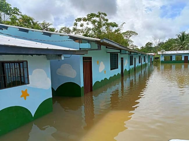 AME5793. BOJAYÁ (COLOMBIA), 10/11/2024.- Fotografía cedida por el Ejército de Colombia de inundaciones este sábado en Bojayá (Colombia). El departamento del Chocó es el más damnificado por el momento, con 22 municipios afectados y más de 30.000 familias damnificadas, según las cifras preliminares ofrecidas por el director de la Unidad Nacional para la Gestión del Riesgo de Desastres (UNGRD), Carlos Carrillo, quien indicó que por el momento no hay víctimas ni personas desaparecidas. EFE/ Ejército De Colombia / SOLO USO EDITORIAL/ SOLO DISPONIBLE PARA ILUSTRAR LA NOTICIA QUE ACOMPAÑA (CRÉDITO OBLIGATORIO)