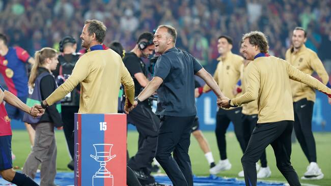 BARCELONA, 18/05/2025.- El entrenador del Barcelona, el alemán Hansi Flick (c) en las celebraciones del título de Liga al final del encuentro de la jornada 37 de LaLiga entre FC Barcelona y Villarreal CF disputado este domingo en el Estadio Olímpico de Montjuic. EFE/ Toni Albir