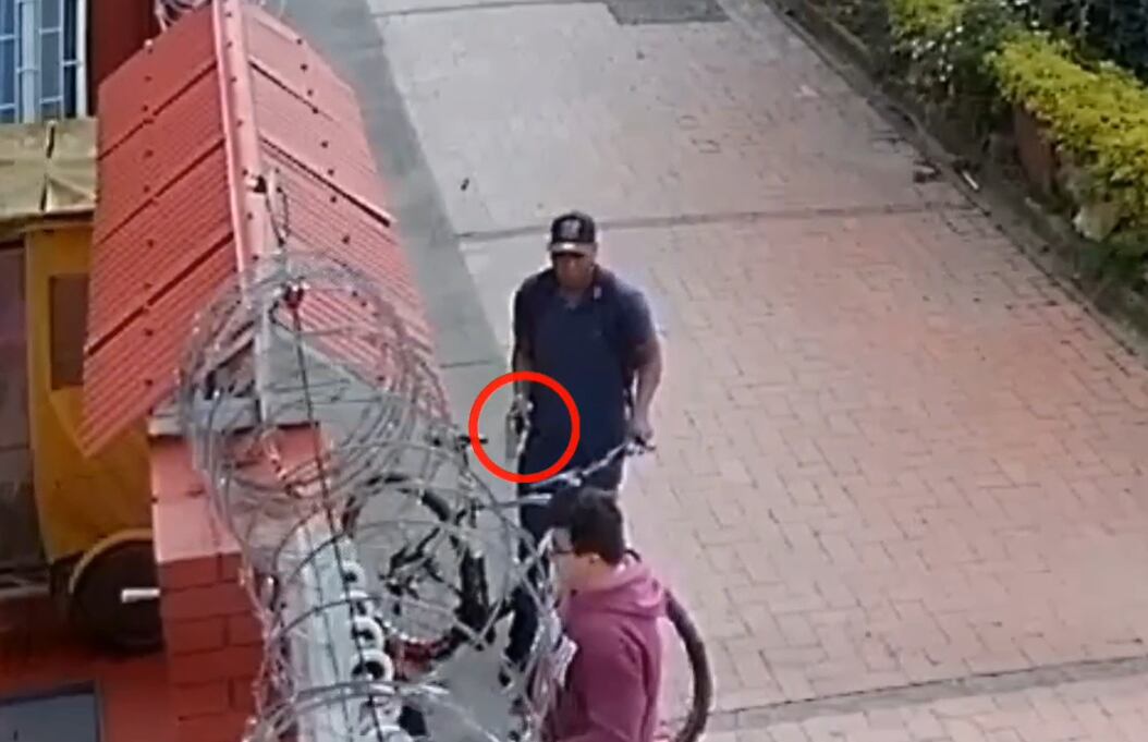 Presunto ladrón de bicicletas en Bogotá. Foto: Captura de video