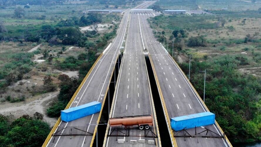 Autoridades venezolanas bloquean tercer carril del puente Tienditas. Foto: Agencia AFP