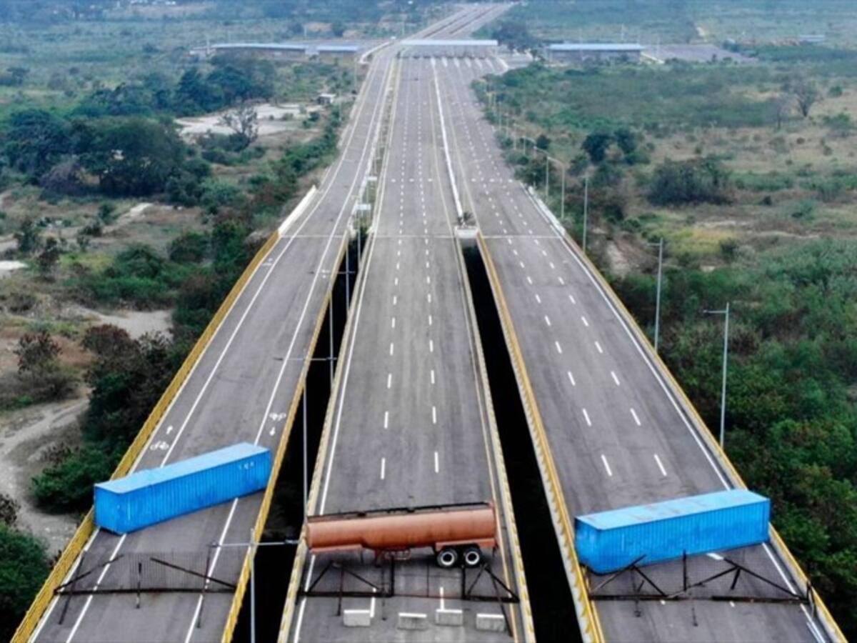 Autoridades venezolanas bloquean tercer carril del puente Tienditas