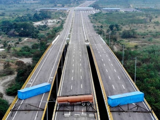 Autoridades venezolanas bloquean tercer carril del puente Tienditas. Foto: Agencia AFP