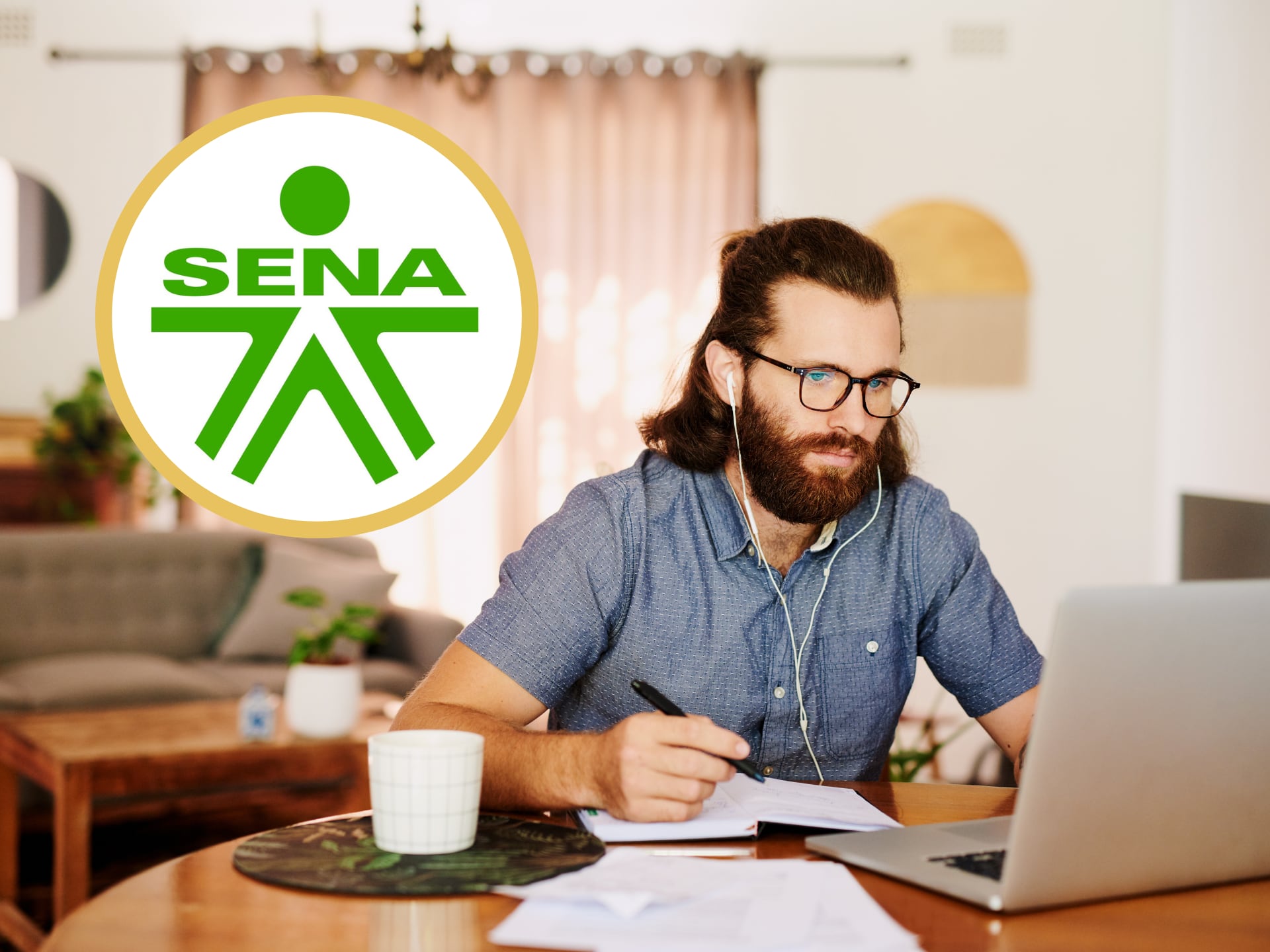 Hombre usando su computador para estudiar. En el círculo, el logo del SENA (GettyImages y redes sociales)