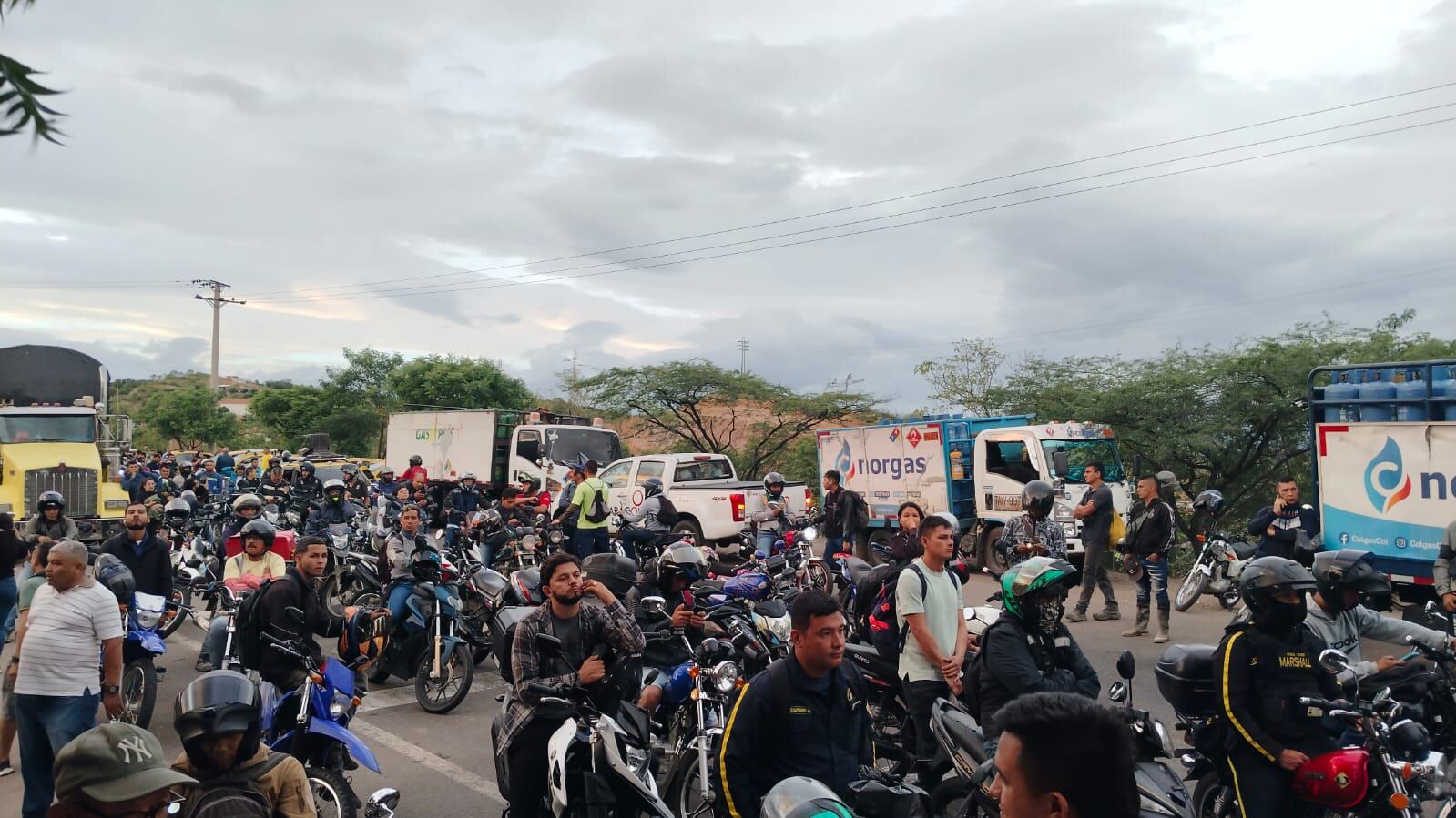Se cumplen 30 horas de bloqueo en la vía Cúcuta - Costa Caribe. / Foto: Cortesía.