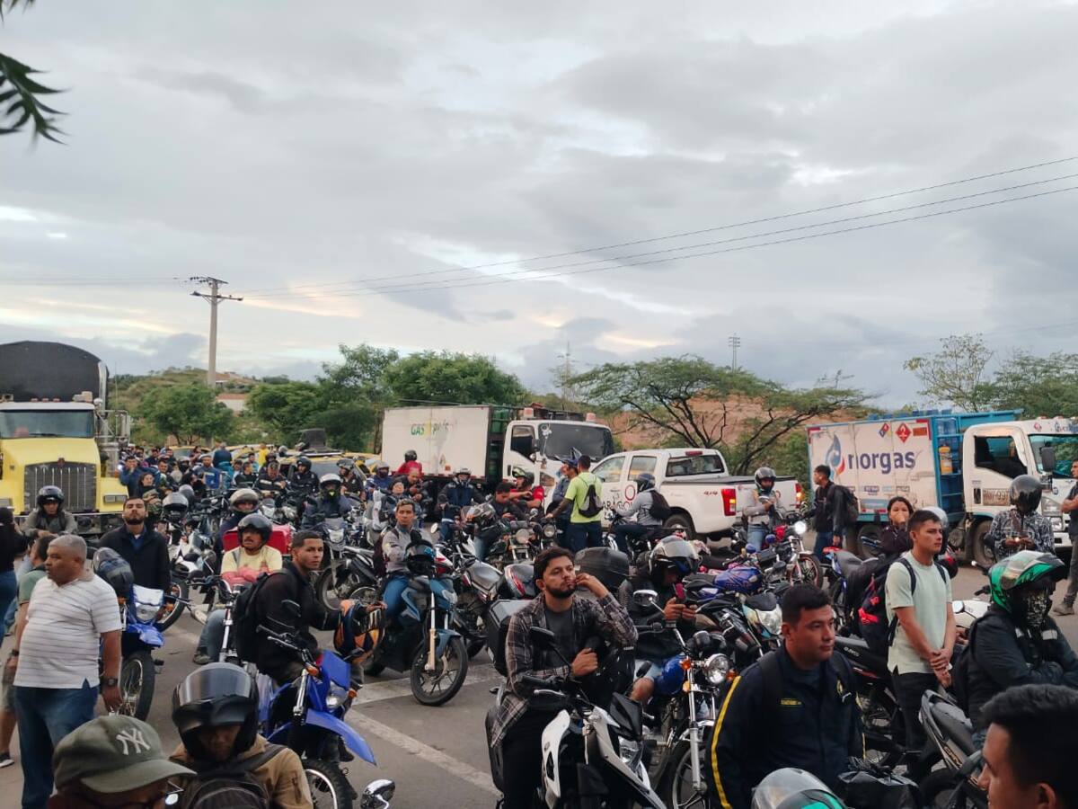 Se cumplen 30 horas de bloqueo en la vía Cúcuta - Costa Caribe