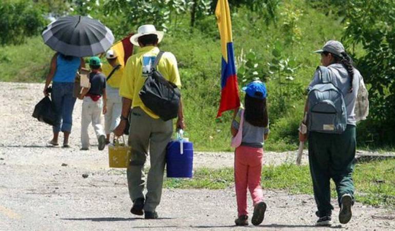 Familia en desplazamientos (imagen de referencia). Foto: Colprensa.
