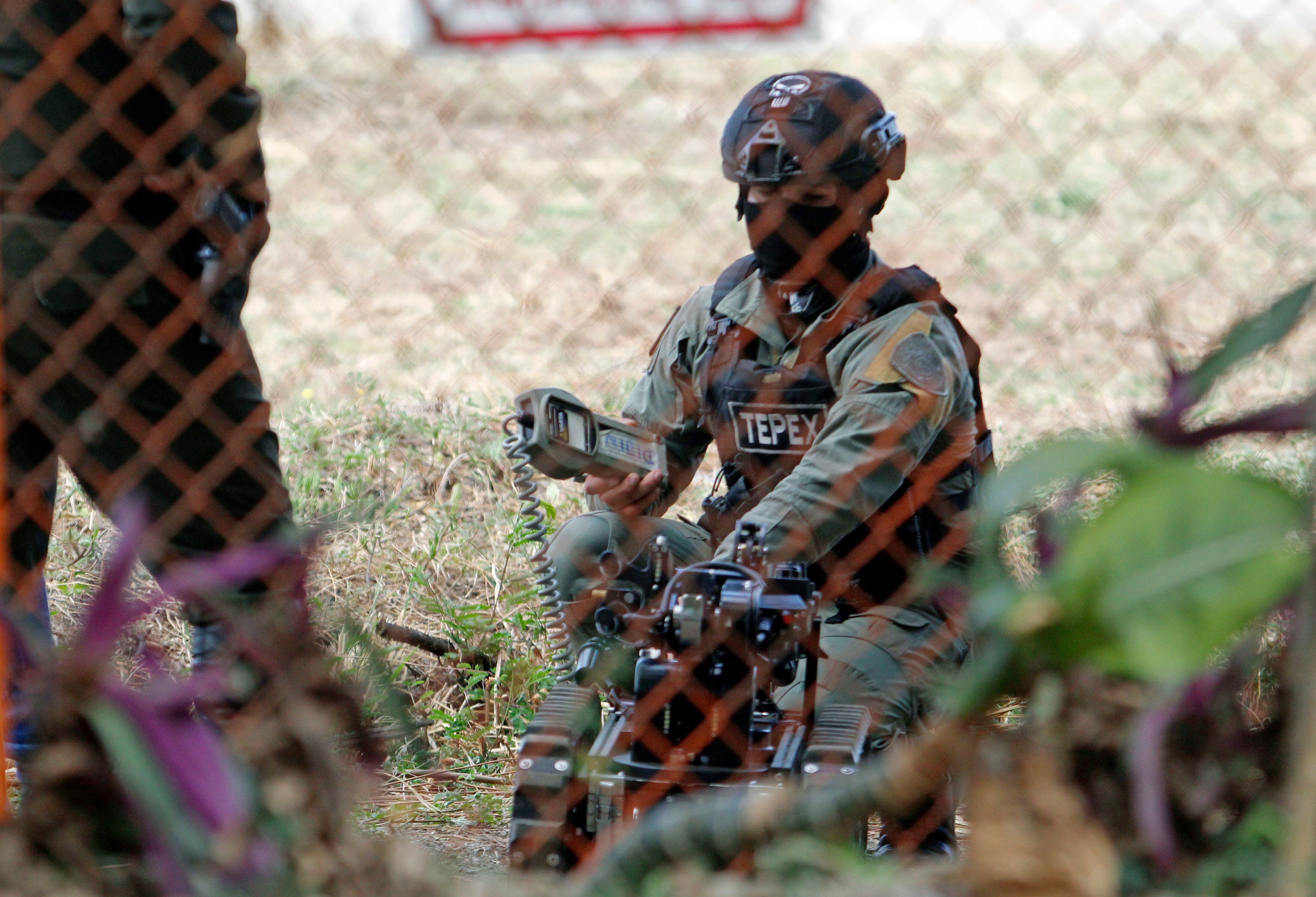 AME9932. CÚCUTA (COLOMBIA), 11/08/2023.- Policías inspeccionan una zona el Aeropuerto Internacional Camilo Daza de la ciudad de Cúcuta (Colombia). La Policía colombiana detonó de manera controlada este viernes una maleta cargada con explosivos que fue encontrada en el perímetro del aeropuerto internacional Camilo Daza, de Cúcuta, la principal ciudad de la frontera con Venezuela, lo que obligó a la suspensión de las operaciones aéreas. EFE/ Mario Caicedo
