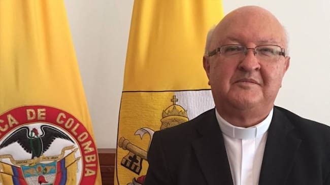 Monseñor Rigoberto Corredor Bermúdez se encontraba oficiando una eucaristía de confirmación, cuando sucedió la presunta negación de otorgarle la comunión a una mujer afro. Foto: Isabel Uribe (W Radio)