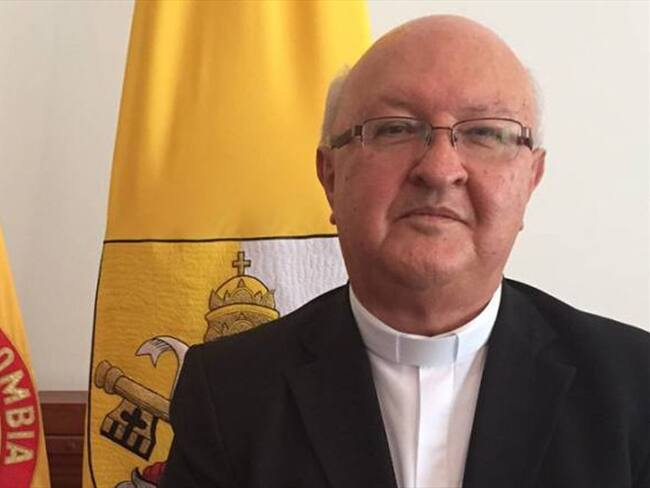 Monseñor Rigoberto Corredor Bermúdez se encontraba oficiando una eucaristía de confirmación, cuando sucedió la presunta negación de otorgarle la comunión a una mujer afro. Foto: Isabel Uribe (W Radio)