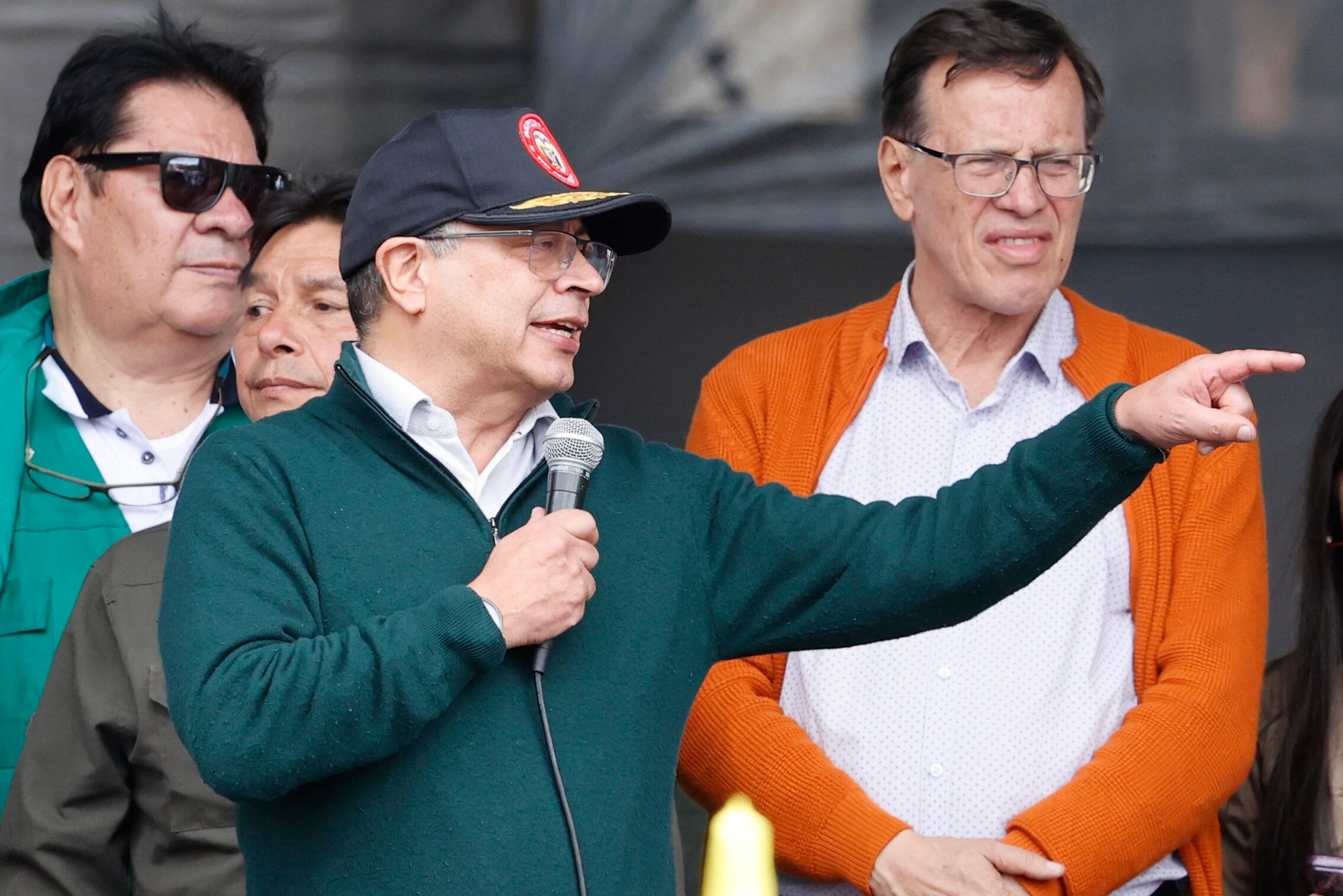AME2173. BOGOTÁ (COLOMBIA), 01/05/2024.- El presidente de Colombia, Gustavo Petro (c), habla al final de una marcha con motivo Día Internacional de los Trabajadores este miércoles, en la plaza de Bolívar en Bogotá (Colombia). Petro anunció este miércoles en su discurso ante los trabajadores por el Primero de Mayo, que el jueves romperá relaciones con Israel por lo que llamó "genocidio" contra el pueblo palestino. "Aquí delante de ustedes, el Gobierno del cambio, el presidente de la república, informa que mañana se romperán las relaciones diplomáticas con el Estado de Israel (...) por tener un Gobierno, por tener un presidente genocida", manifestó Petro en el acto en Bogotá. EFE/ Mauricio Dueñas Castañeda