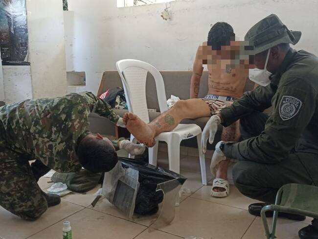 Uno de ellos presentaba heridas expuestas tras caer en un campo minado, fue atendido por enfermeros militares. Crédito: Ejército Nacional.