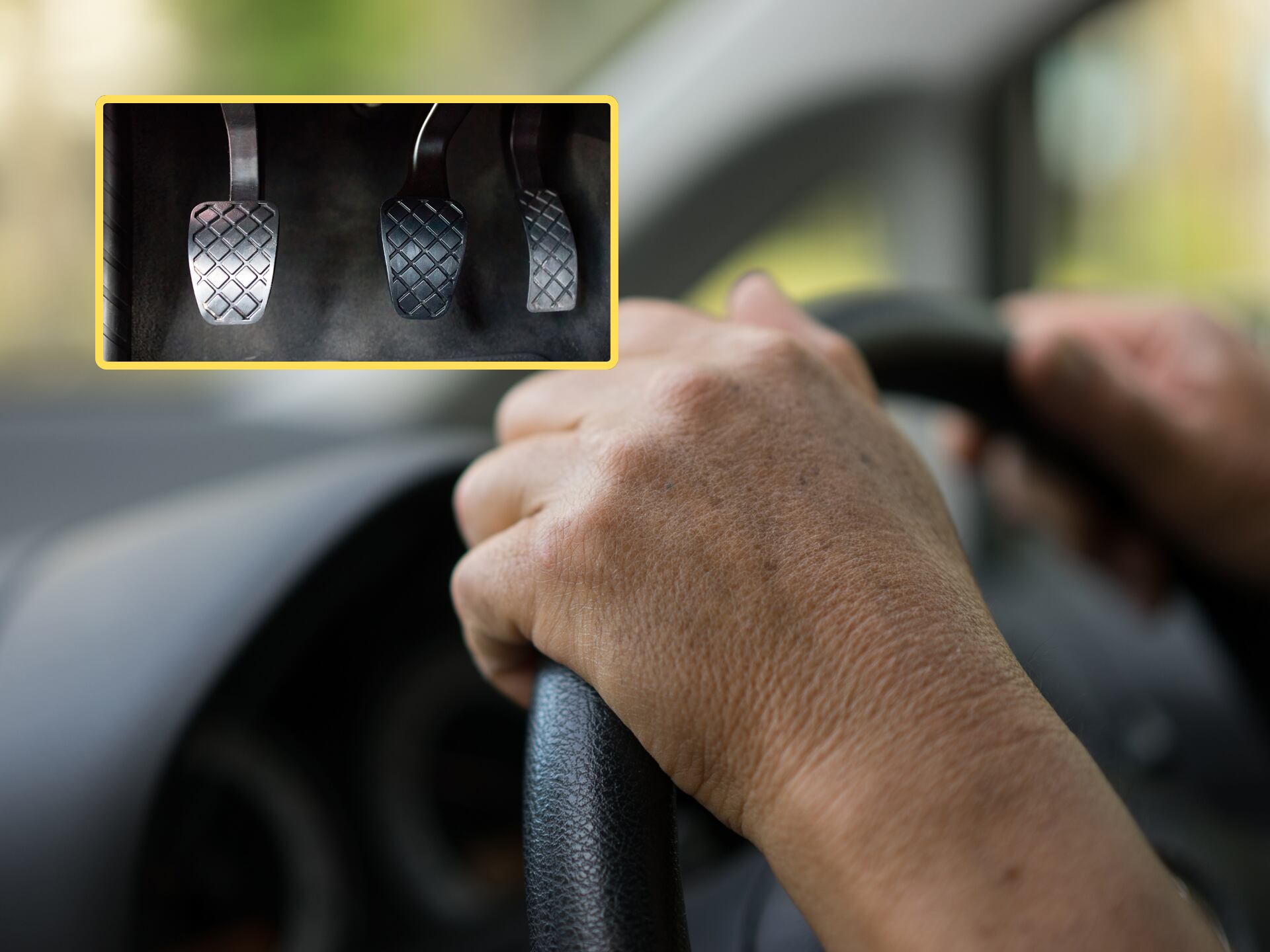 Persona conduciendo, encima pedales de un carro (GettyImages)