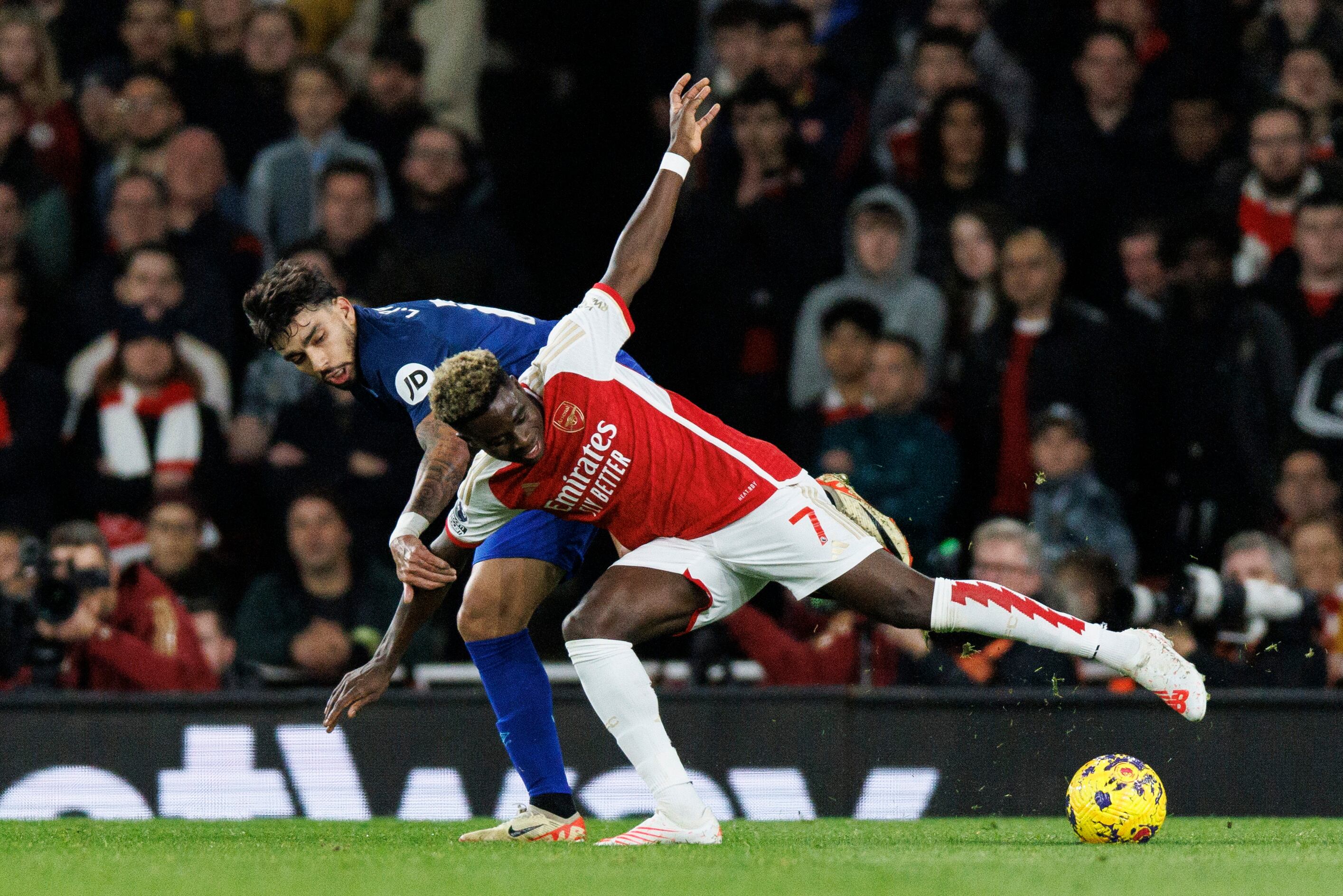 London (United Kingdom), 28/12/2023.- Bukayo Saka of Arsenal in action against Lucas Paqueta of West Ham during the English Premier League soccer match between Arsenal FC and West Ham United, in London, Britain, 28 December 2023. (Reino Unido, Londres) EFE/EPA/TOLGA AKMEN EDITORIAL USE ONLY. No use with unauthorized audio, video, data, fixture lists, club/league logos, 'live' services or NFTs. Online in-match use limited to 120 images, no video emulation. No use in betting, games or single club/league/player publications.
