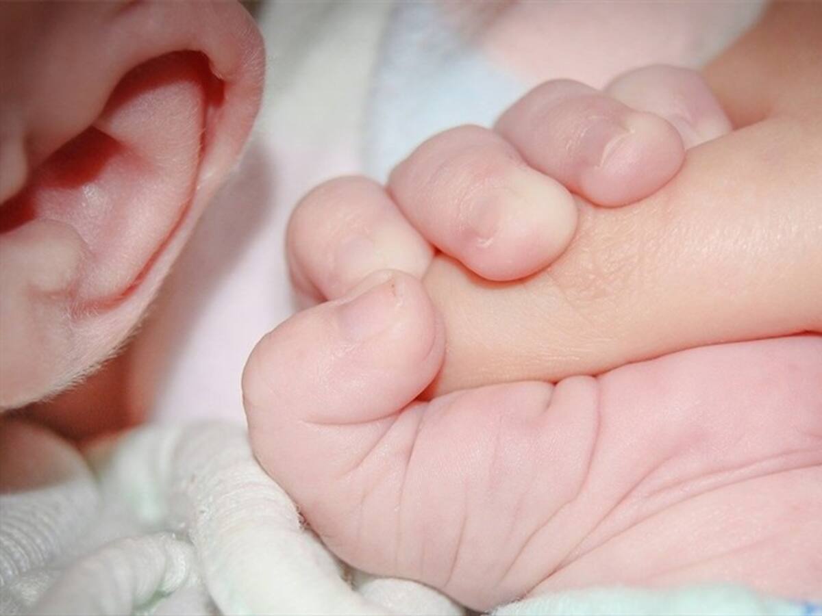 Decenas de bebés nacidos por gestación subrogada se encuentran varados en Ucrania